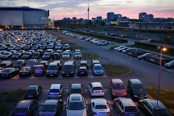 Berlin  Deutschland  parkende Autos vor der O2-Arena in Berlin-Friedrichshain