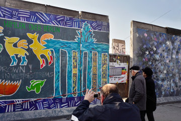 Berlin  Deutschland  erstes fehlendes Mauersegment in der East Side Gallery