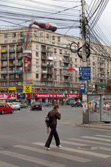 Bukarest  Rumaenien  der Platz Romana mit typischem Telefonkabelgewirr und Passanten  die eine Strasse ueberqueren
