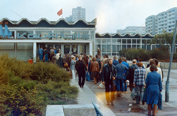 Berlin  DDR  Menschenschlange vor einer HO-Kaufhalle