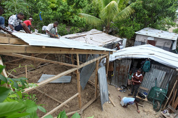 Leogane  Haiti  Wiederaufbau von Unterkuenften fuer Erdbebenopfer