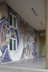 Pirmasens  Deutschland  Mosaik mit christlicher Motivik an einer Schule