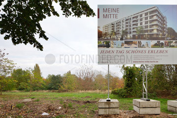 Berlin  Deutschland  Bauschild fuer den Neubau von Wohngebaeuden Meine Mitte auf dem ehemaligen Grenzstreifen