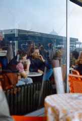 Berlin  DDR  Menschen im Cafe Tute am Alexanderplatz