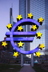 Frankfurt am Main  Deutschland  beleuchtete Euro-Skulptur vor der EZB