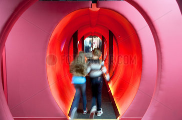 Dortmund  Deutschland  Jugendliche im Laermtunnel im Museum DASA