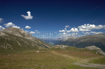 Sankt Moritz  Schweiz  Blick von der Alp Giop auf die Gipfel und das oestliche Tal des Oberengadins