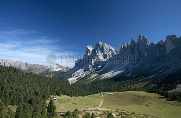 Ortisei  Italien  Blick von der Innerraschoetzer Alpe zu den Gipfeln der Geisler-Gruppe