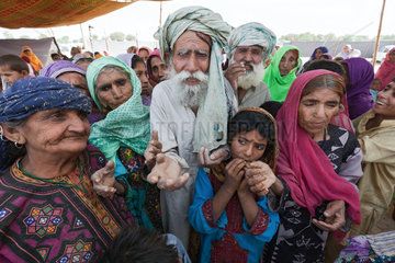 Jaffarabad  Pakistan  Fluechtlinge an der Gesundheitsstation