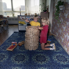 Eisenach  DDR  Kindergartenkinder spielen mit Bausteinen