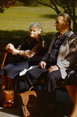 Berlin  DDR  Senioren sitzen auf einer Parkbank