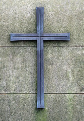 Berlin  Deutschland  Kreuz auf einem Grabstein