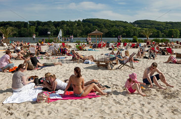 Essen  Deutschland  Menschen im Strandbad am Baldeneysee