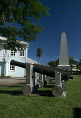 Holetown  Barbados  alte Kanonen und das Holetown Monument