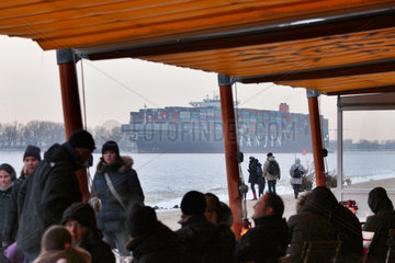 Hamburg  Deutschland  Besucher in der Strandperle und das Containerschiff Hanjin Europe