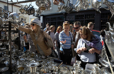 London  Grossbritannien  ein Verkaufsstand fuer Silberwaren auf dem Troedelmarkt