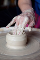 Riedlingen  Deutschland  Haende formen eine Keramik an einer Toepferscheibe