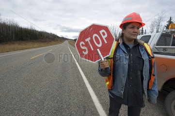 Dawson Creek  Kanada  Strassenarbeiterin auf dem Alaska Highway