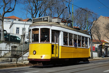 Lissabon  Portugal  Strassenbahn der Linie 28 am Platz Largo da Graca