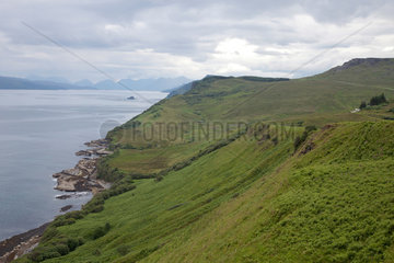 Staffin  Grossbritannien  Kuestenlandschaft mit Strasse auf der Isle of Skye