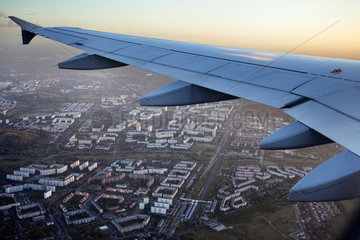 Berlin  Deutschland  Fluegel einer Passagiermaschine beim Landeanflug auf Berlin-Tegel