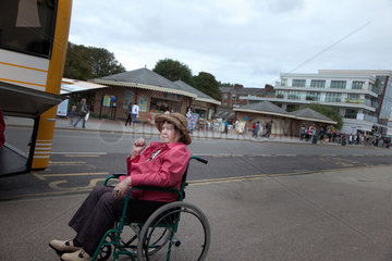 Skegness  Grossbritannien  Rollstuhlfahrerin warten vor einem Bus