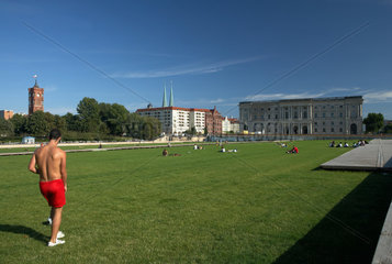 Berlin  Deutschland  Besucher auf der Rasenflaeche am Schlossplatz