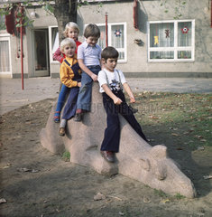 Berlin  DDR  Kindergartenkinder sitzen auf einem Kamel aus Stein