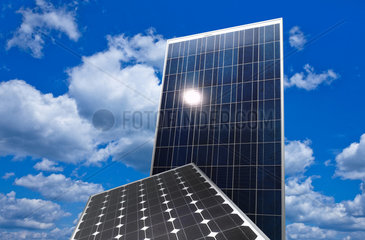 Berlin  Deutschland  Photovoltaikanlage vor Wolkenhimmel