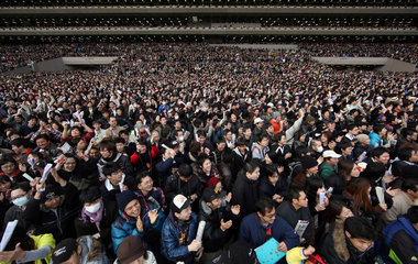 Tokio  Japan  Zuschauer vor der Tribuene der Galopprennbahn Fuchu