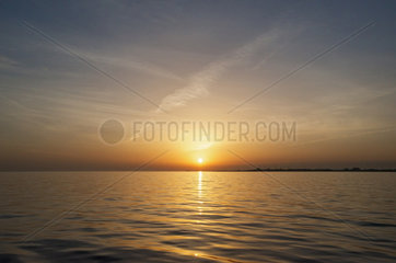 Lyoe  Daenemark  Sonnenuntergang in der daenischen Suedsee vor der Insel Lyoe