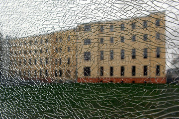 Berlin  Deutschland  Hausfassade hinter einer gesprungenen Fensterscheibe