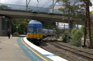 Katoomba  Australien  Einfahrt eines Zuges der CityRail in den Bahnhof