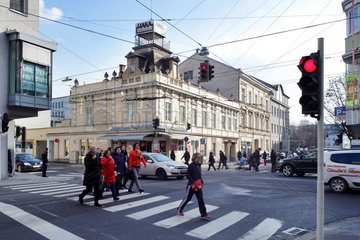 Linz  Oesterreich  Passanten ueberqueren eine Kreuzung in der Landstrasse
