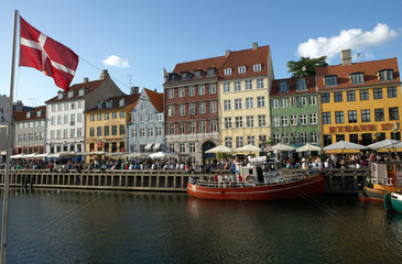 Kopenhagen  Daenemark  die daenische Flagge weht am beliebten Nyhavn