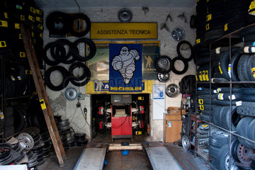 Syrakus  Italien  Blick in die Garage einer Autowerkstatt