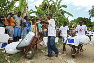 Leogane  Haiti  Hatian Red Cross Volunteers bei einer Hilfsgueter-Verteilung