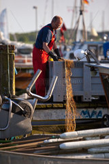 Maasholm  Deutschland  ein Fischer im Hafen