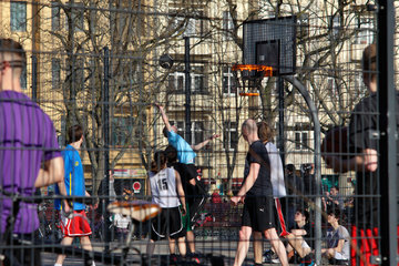 Berlin  Deutschland  Menschen beim Basketballspielen in der Simplonstrasse