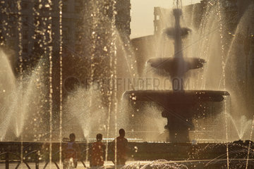 Bukarest  Rumaenien  der Springbrunnen am Platz der Einheit