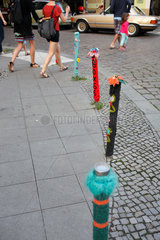 Berlin  Deutschland  Strassenpoller verziert mit Strick-Art in der Sonntagstrasse
