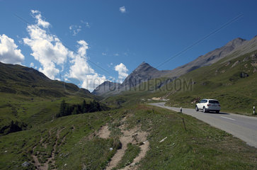 Alp Nova  Schweiz  Albula Pass Blick nach Norden entlang der zur Passhoehe fuehrenden Strasse