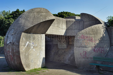 Berlin  Deutschland  eine Betonskulptur in Form einer auseinandergezogenen Kugel