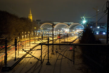 Kiel  Deutschland  der verschneite Hauptbahnhof bei Nacht im Winter