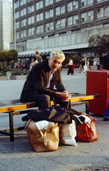Berlin  DDR  Senior sitzt nachdenklich auf einer Strassenbank