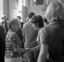 Berlin  DDR  Lotte Ulbricht (links) schuettelt einer Frau die Hand