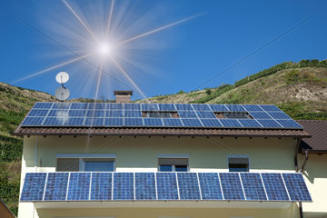 Oberbergen  Deutschland  Solarzellen auf dem Dach eines Wohnhauses