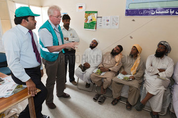 Sah Jamal  Pakistan  Alan Fletcher der Hilfsorganisation ADRA im Gespraech mit Imamen