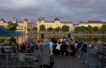 Kopenhagen  Daenemark  ein Terrassencafe am Ufer des Peblinge Sees