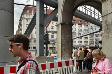 Berlin  Deutschland  Passanten zwischen Absperrungen und einer Behelfsbruecke